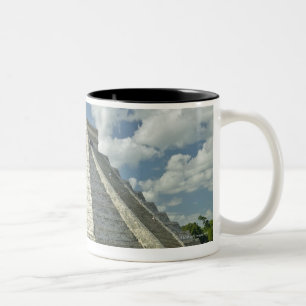 Caneca De Café Em Dois Tons Nuvens inchado brancas sobre a pirâmide maia
