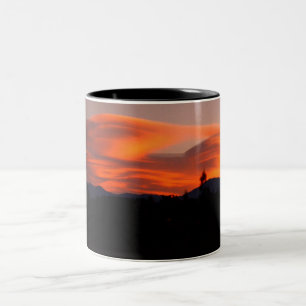 Caneca De Café Em Dois Tons Nuvens Lenticular no nascer do sol sobre Santa Fé