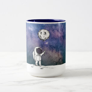 Caneca De Café Em Dois Tons O astronauta no espaço com cosmos do balão da lu