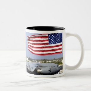 Caneca De Café Em Dois Tons O C-17 Globemaster III senta-se no flightline