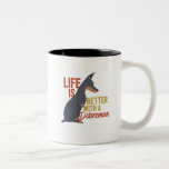 Caneca De Café Em Dois Tons O Cachorro Engraçado é melhor com o Doberman<br><div class="desc">A vida é melhor com um Doberman. Uma mercadoria engraçada e fofa para amantes de filhotes, donos de filhotes, mães de cachorros ou pais de cachorros que amam seus filhotes, apreciam humor e citações espirituosas. Mostre seu amor pelo seu pãozinho leal vestindo esse design de raça de cachorro. presente de...</div>