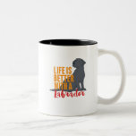 Caneca De Café Em Dois Tons O Cachorro Engraçado é melhor com um varejista<br><div class="desc">A vida é melhor com um Labrador. Engraçada e fofa mercadoria preta do Labrador para amante de filhotes, dono de filhotes, mãe de cachorros ou pai de cachorros que amam seu cachorrinho, apreciam humor e citações espirituosas. Mostre seu amor pelo seu pãozinho leal vestindo esse design de raça de cachorro....</div>