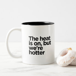Caneca De Café Em Dois Tons "O calor está ligado, Engraçado Citação com Texto
