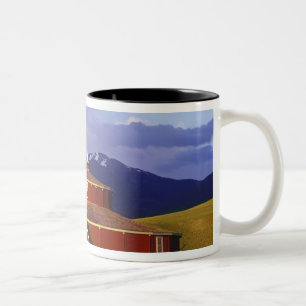 Caneca De Café Em Dois Tons O celeiro redondo histórico no gêmeo constrói u