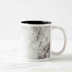 Caneca De Café Em Dois Tons O ciclone Laurence se move para o interior