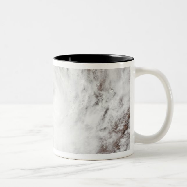 Caneca De Café Em Dois Tons O ciclone Laurence se move para o interior (Direita)