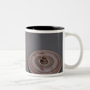 Caneca De Café Em Dois Tons O compasso do navegador em uma caixa do marfim