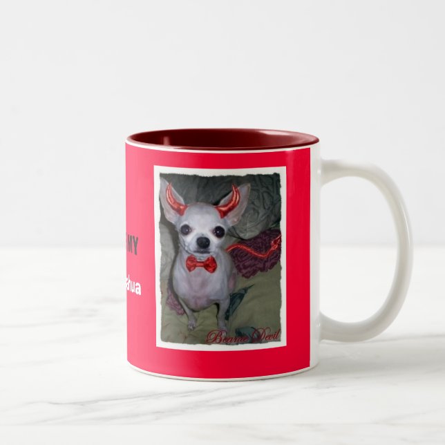 Caneca De Café Em Dois Tons O diabo pequeno da mamã (chihuahua) (Direita)