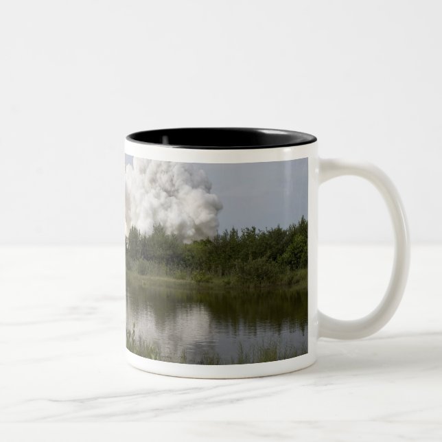 Caneca De Café Em Dois Tons O Endeavor do Ônibus espacial se levanta em 6 (Direita)