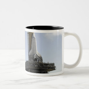 Caneca De Café Em Dois Tons O esforço do vaivém espacial aproxima o lançame
