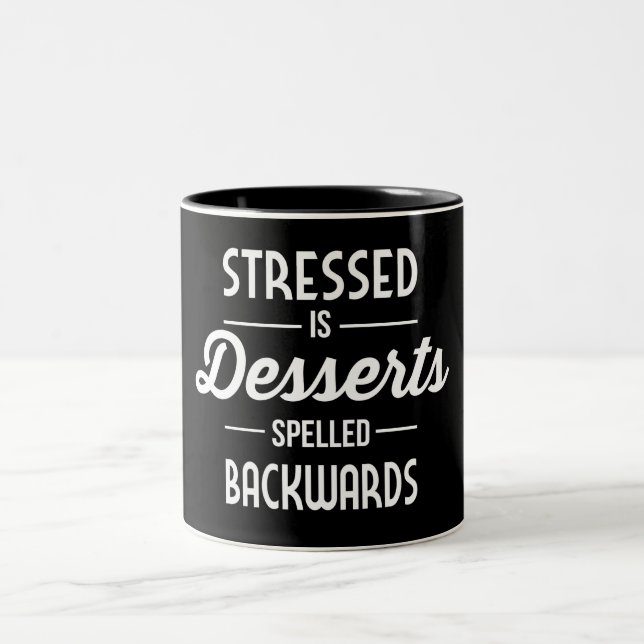Caneca De Café Em Dois Tons O Estresse é Desserts Ortografados Para Trás (Centro)