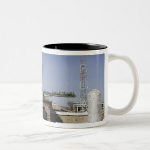 Caneca De Café Em Dois Tons O foguete Soyuz é erguido na posição 6