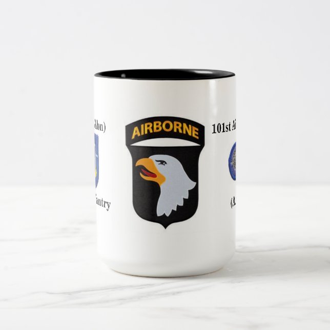 Caneca De Café Em Dois Tons ø Infantaria dos Bn (Abn) a 502nd agride (Centro)