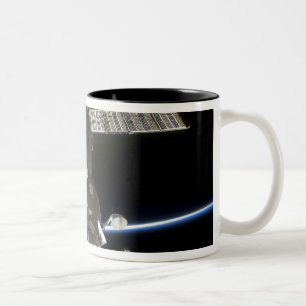 Caneca De Café Em Dois Tons O membro da terra cruza uma nave espacial de Soyuz