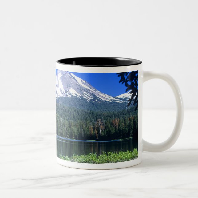Caneca De Café Em Dois Tons O Monte Lassen sobe acima do Lago Manzanita (Direita)
