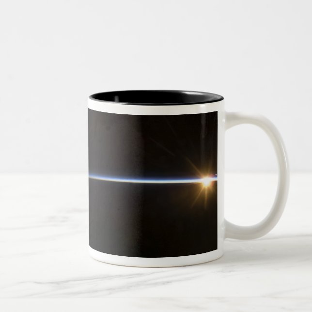 Caneca De Café Em Dois Tons O nascer do sol como visto no espaço (Direita)