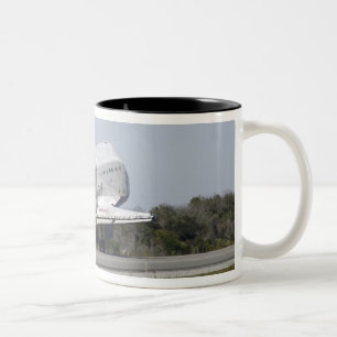 Caneca De Café Em Dois Tons O ônibus espacial Atlantis desfaz sua calha de arr