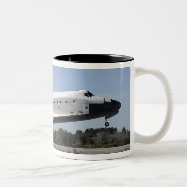 Caneca De Café Em Dois Tons O ônibus espacial Atlantis toca (Direita)