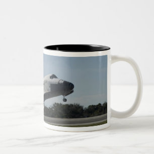 Caneca De Café Em Dois Tons O ônibus espacial Atlantis toca 2