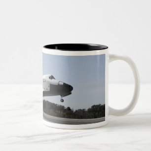 Caneca De Café Em Dois Tons O ônibus espacial Atlantis toca 3