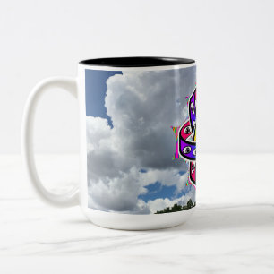 Caneca De Café Em Dois Tons O OVNI da Roda de Ezequiel em um Dia Nublado