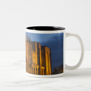 Caneca De Café Em Dois Tons O Palácio do Papa em Avinhão ao pôr do sol. Constr