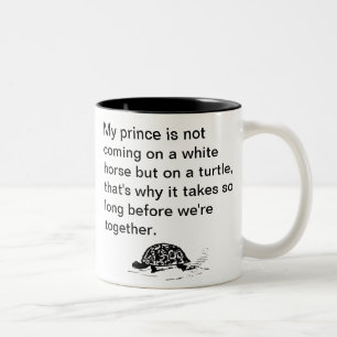 Caneca De Café Em Dois Tons O príncipe engraçado em uma tartaruga agride