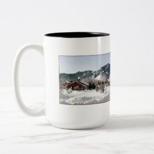 Caneca De Café Em Dois Tons O teatro da ópera com esculturas de neve