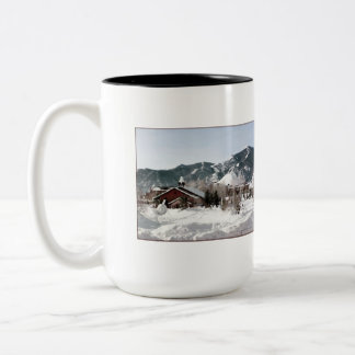 Caneca De Café Em Dois Tons O teatro da ópera com esculturas de neve