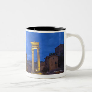 Caneca De Café Em Dois Tons O teatro de Marcellus em Roma na noite