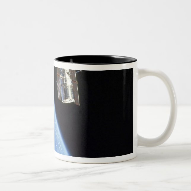 Caneca De Café Em Dois Tons O telescópio espacial Hubble com uma terra azul (Direita)