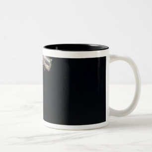 Caneca De Café Em Dois Tons O Telescópio Espacial Hubble em órbita acima da Te