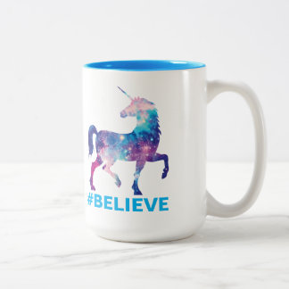 Caneca De Café Em Dois Tons O unicórnio do teste padrão da galáxia acredita o
