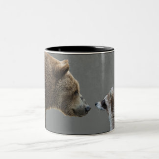 Caneca De Café Em Dois Tons O urso Grizzle encontra o guaxinim
