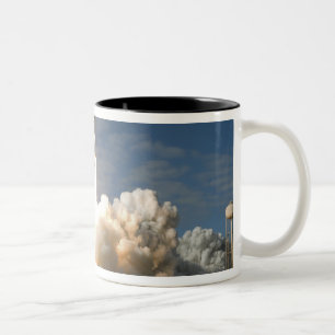 Caneca De Café Em Dois Tons O vaivém espacial Atlantis tira 24