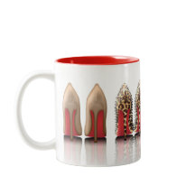 O vermelho assenta estiletes no leopardo, preto,