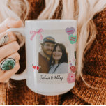 Caneca De Café Em Dois Tons Oferta de texto e fotos personalizadas do Casal em<br><div class="desc">Crie uma proteção de eterno com nossa Camisa de Fotografias Personalizada para Casais! Personalize-o com as suas fotografias de casal favoritas num design de inspiração retrógrada, perfeito para aniversários, Dia do Namorados, ou só porque. Você pode personalizá-lo com suas fotos e texto. Esta camisa é um presente único para celebrar...</div>