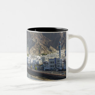 Caneca De Café Em Dois Tons Omã, Mascate, Mutrah. Edifícios ao longo de Mutrah