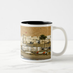Caneca De Café Em Dois Tons Omã, Região de Sharqiya, Sur. Cidade de Ayajh, Cre