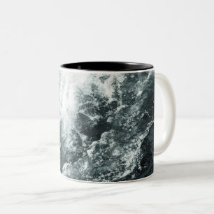 Caneca De Café Em Dois Tons Ondas Belas Do Mar Negro E Branco