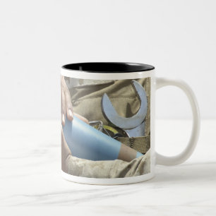 Caneca De Café Em Dois Tons Opinião do Fim-acima um soldado que embala uma