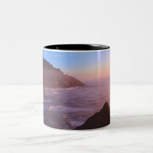Caneca De Café Em Dois Tons Opinião litoral do penhasco em Oregon no por do