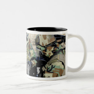 Caneca De Café Em Dois Tons Os aviadores ajudam a um soldado do exército de