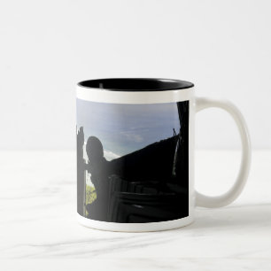 Caneca De Café Em Dois Tons Os aviadores eliminam uma pálete de bens doados