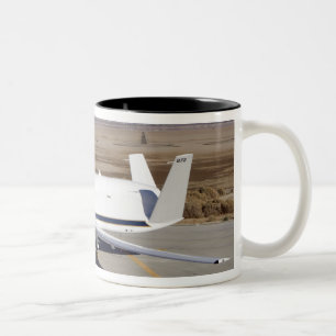 Caneca De Café Em Dois Tons Os aviões 2nãos pilotado do falcão global