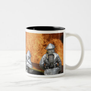 Caneca De Café Em Dois Tons Os bombeiros neutralizam um fogo