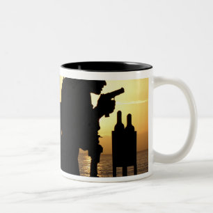 Caneca De Café Em Dois Tons Os fuzileiros navais ateiam fogo a revólveres de