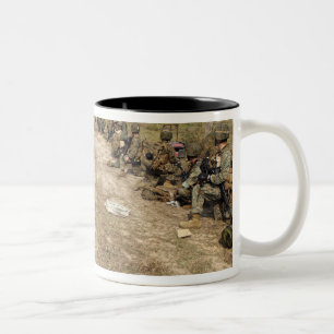 Caneca De Café Em Dois Tons Os fuzileiros navais dos E.U. fornecem a seguranç