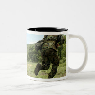 Caneca De Café Em Dois Tons Os fuzileiros navais tailandeses reais apressam-se