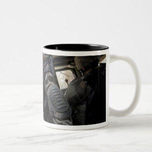 Caneca De Café Em Dois Tons Os marinheiros aprendem procedimentos do comboio